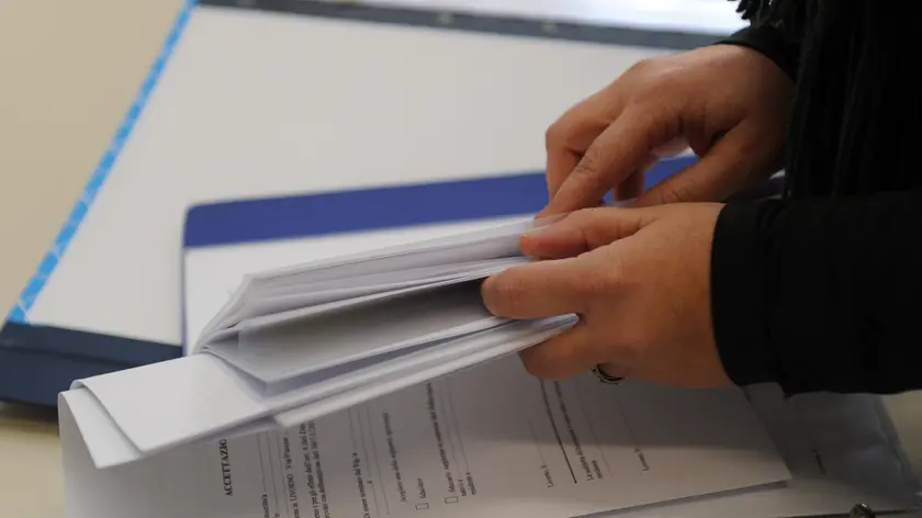 Un'impiegata sfoglia il registro del testamento biologico in funzione a Livorno dal 3 gennaio 2011. L'attivazione del registro era stata approvata il 30 novembre dalla giunta comunale e permetter?? ai cittadini di depositare in Comune la propria dichiarazione di avvenuto deposito del testamento biologico (da un notaio o da altri soggetti). ANSA / FRANCO SILVI