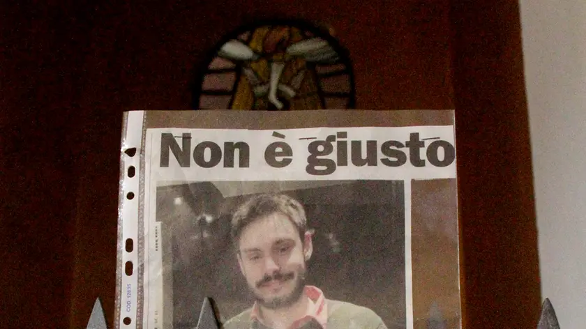 Un’immagine di Giulio posta davanti alla chiesa di Fiumicello