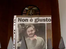 Un’immagine di Giulio posta davanti alla chiesa di Fiumicello