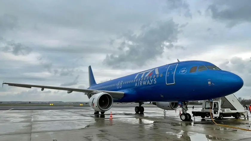 Il primo aereo della compagnia ITA Airways con livrea azzurra sulla tratta Roma-Milano decolla dall'aeroporto di Roma Leonardo Da Vinci a Fiumicino, 24 dicembra 2021.