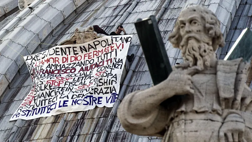 L'imprenditore triestino Marcello Di Finizio sale nuovamente sulla Cupola di San Pietro, Roma 29 marzo 2014. "ANSA/ANGELO CARCONI