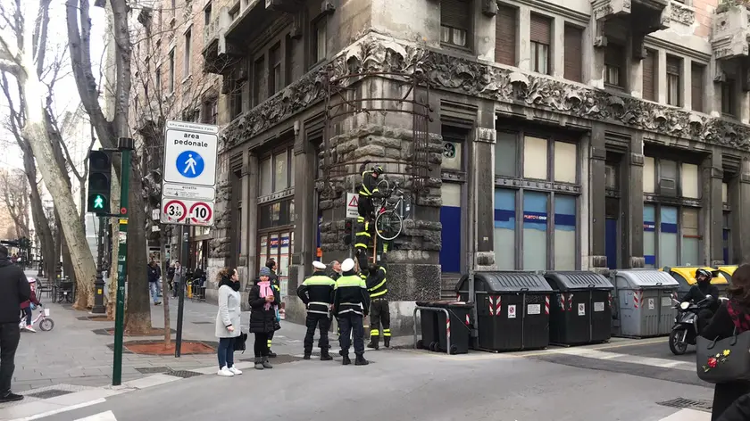 L'intervento sulla bicicletta appesa