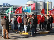 Una protesta davanti alla cartiera Burgo di Duino