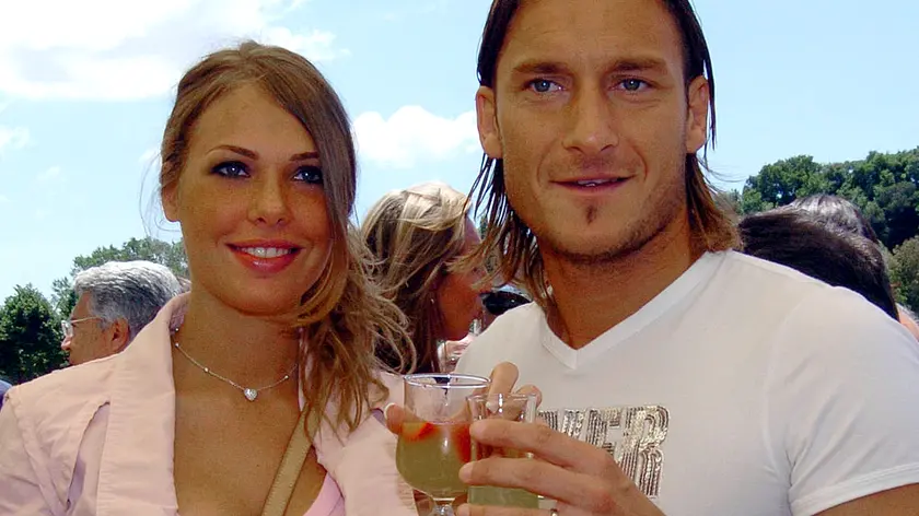 20050610 - ROMA - SPR -CALCIO: NOZZE TOTTI-BLASI; VELTRONI LEGGERA' ARTICOLI CODICE A FINE CERIMONIA RELIGIOSA; LO HA CHIESTO IL CALCIATORE. Il capitano della AS Roma, Francesco Totti, con la futura moglie, la showgirl Ilary Blasi, in una foto del 10 giugno 2005. Sara' il sindaco Walter Veltroni a leggere domani ai neo sposi Francesco Totti e Ilary Blasy, alla fine del rito religioso, gli articoli del codice civile che regolano il matrimonio. Lo ha chiesto al sindaco lo stesso calciatore: cosi' il primo cittadino, in qualita' di ufficiale civile,leggera' ai due sposi gli articoli del Codice che regolamentano la vita matrimoniale suggellando laicamente l'unione tra i due. Secondo quanto si e' appreso, lo stesso Veltroni terra' un breve discorso spiegando il rapporto di amicizia che lo lega al capitano della Roma. ARCHIVIO - ROBERTO TEDESCHI - ANSA - CD