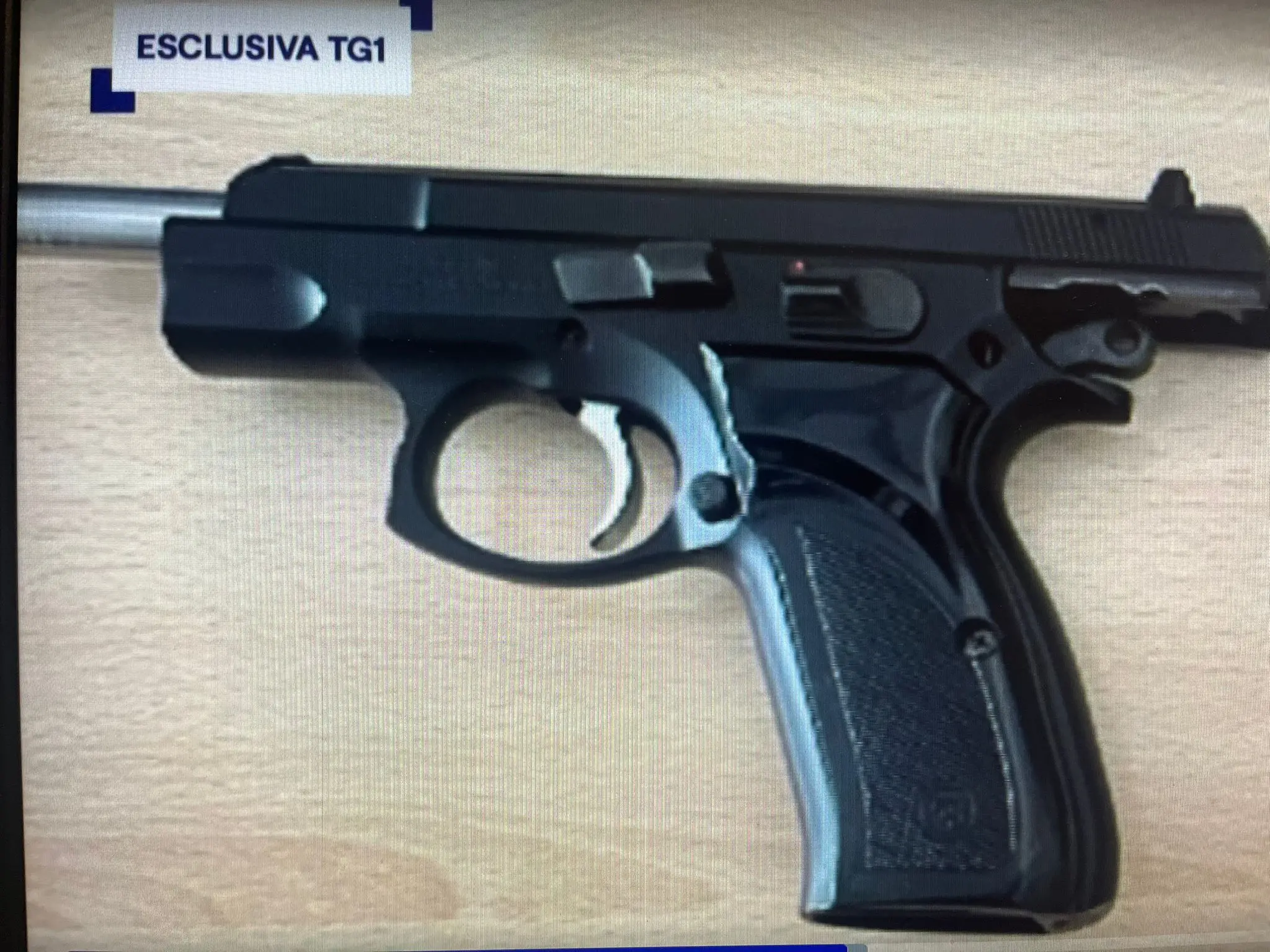 La pistola trovata nel trolley nel frame del servizio andato in onda al Tg1