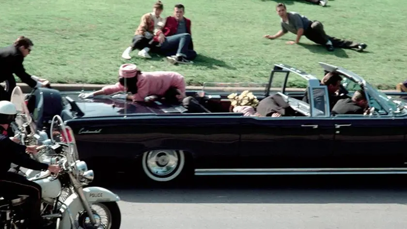Una foto di scena del film 'JFK - Un caso ancora aperto' di Oliver Stone (1991), con Kevin Costner nei panni del procuratore Jim Garrison che indaga sulla morte del presidente americano a Dallas, scoprendo più di quanto racconta la storia ufficiale dell'attentato. Roma, 21 ottobre 2017. ANSA/ IMDB +++ NO SALES - EDITORIAL USE ONLY +++