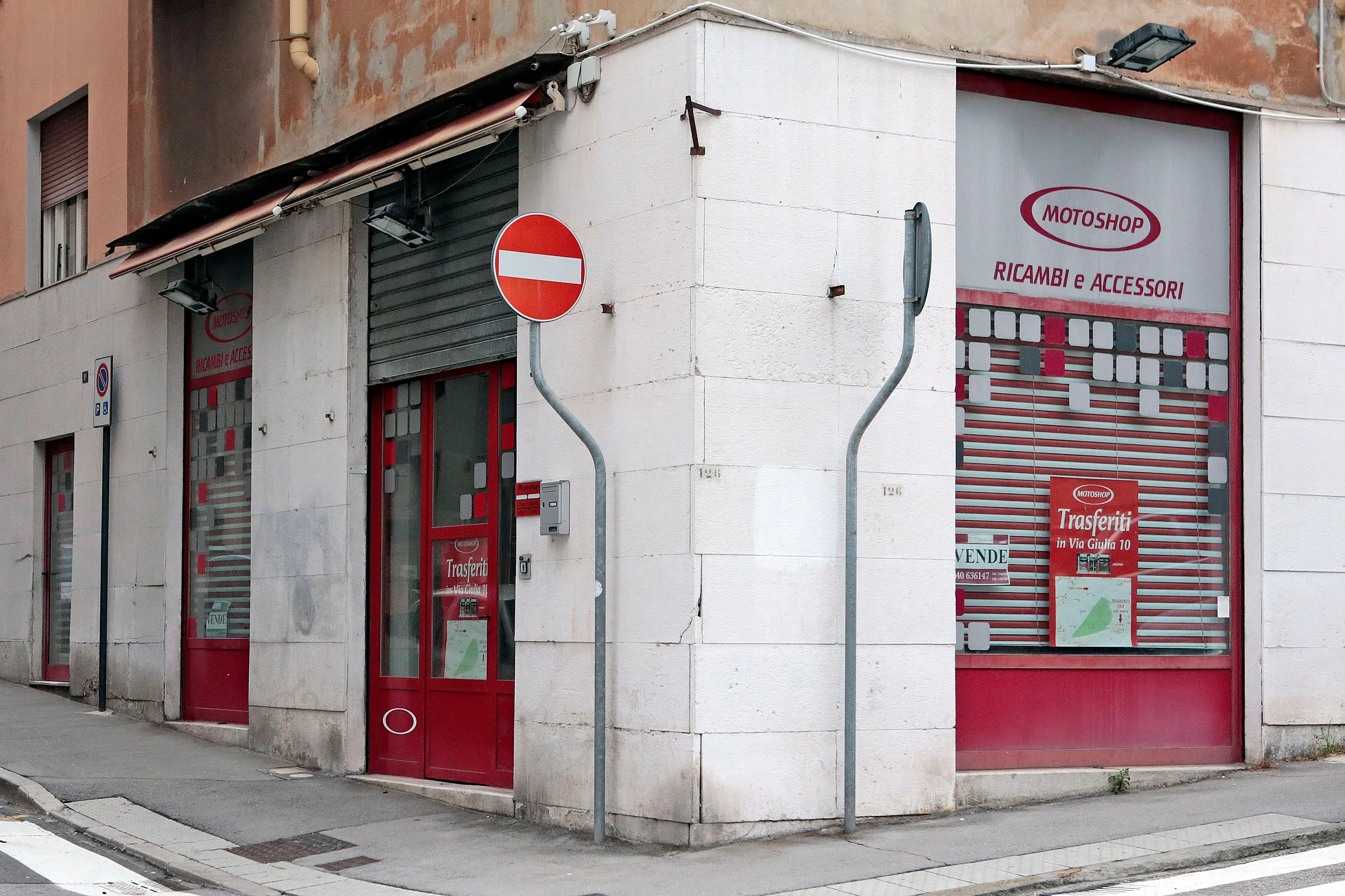 Le storiche vetrine di Moto Shop all'angolo di via San Francesco (foto Silvano)