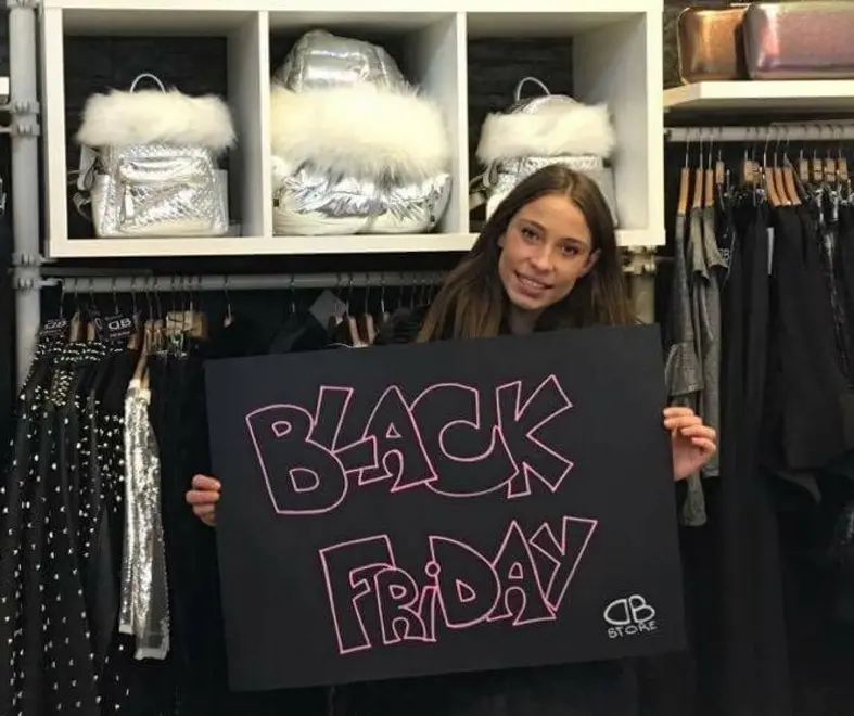 Una commessa pronta per il Black Friday a Trieste