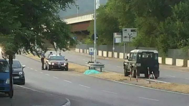 La scena dell'incidente, con i carabinieri che effettuano i rilievi (foto del lettore Andrea Katan)