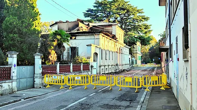 Via Cadorna chiusa in seguito all’incendio del Civico stabilimento bagni