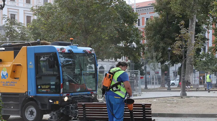 Operazione di pulizia da parte del personale di Italspurghi in piazza della Libertà a Trieste. Foto Lasorte