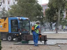 Operazione di pulizia da parte del personale di Italspurghi in piazza della Libertà a Trieste. Foto Lasorte