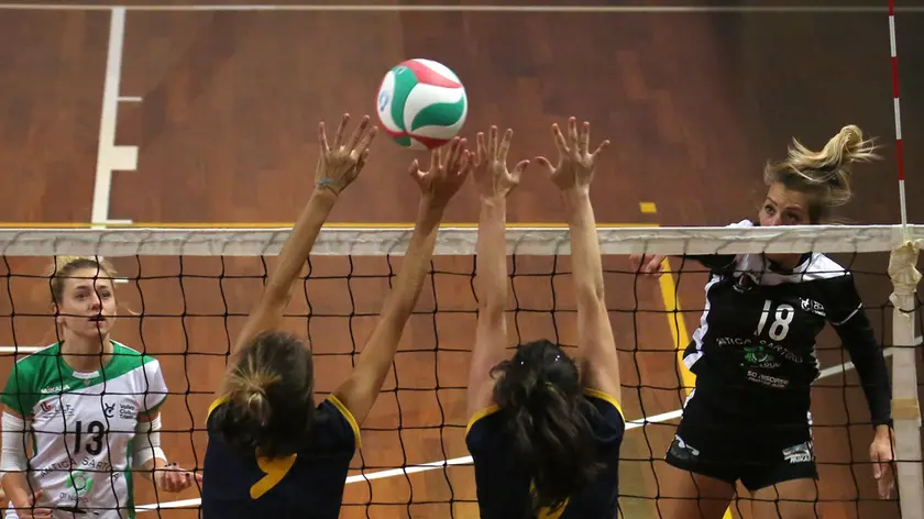 Un match di volley alla Cobolli che per ora resta chiusa