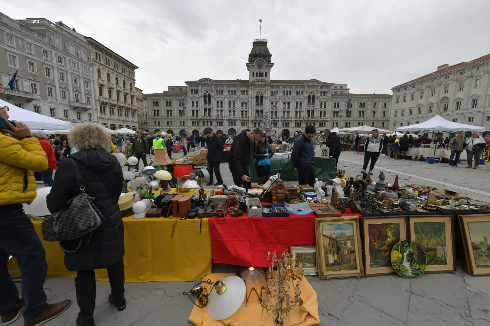In queste foto di Francesco Bruni gli stand del Mercatino dell'usato aperto la domenica di Pasqua e lunedì di Pasquetta nella centrale piazza Unità e nel vicino ghetto. Le bancarelle hanno cercato di resistere quanto più possibile alla pioggia e non sono mancati turisti e triestini che hanno scelto di riversarsi in centro, assaporando anche i sapori offerti poco più in là, in piazza Ponterosso, dall'International Street Food.