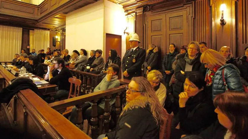 Il personale in servizio nelle mense comunali alla seduta di ieri sera del Consiglio (foto Silvano)