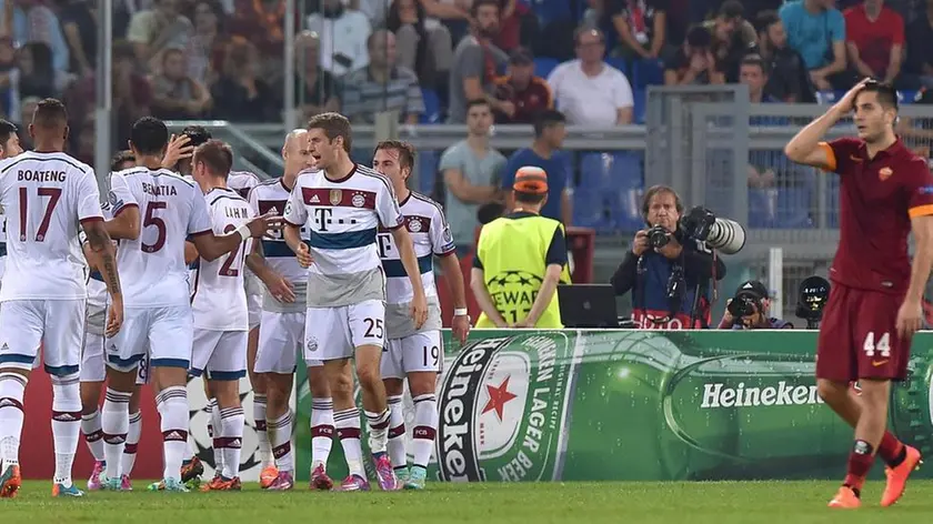 FC Bayern Munich's Robert Lewandowski celebrates with his teammates after scoring the 0-3 goal during the Champions League group E soccer match between AS Roma and FC Bayern Munich at the Olimpico stadium in Rome, Italy, 21 October 2014. ANSA/ETTORE FERRARI
