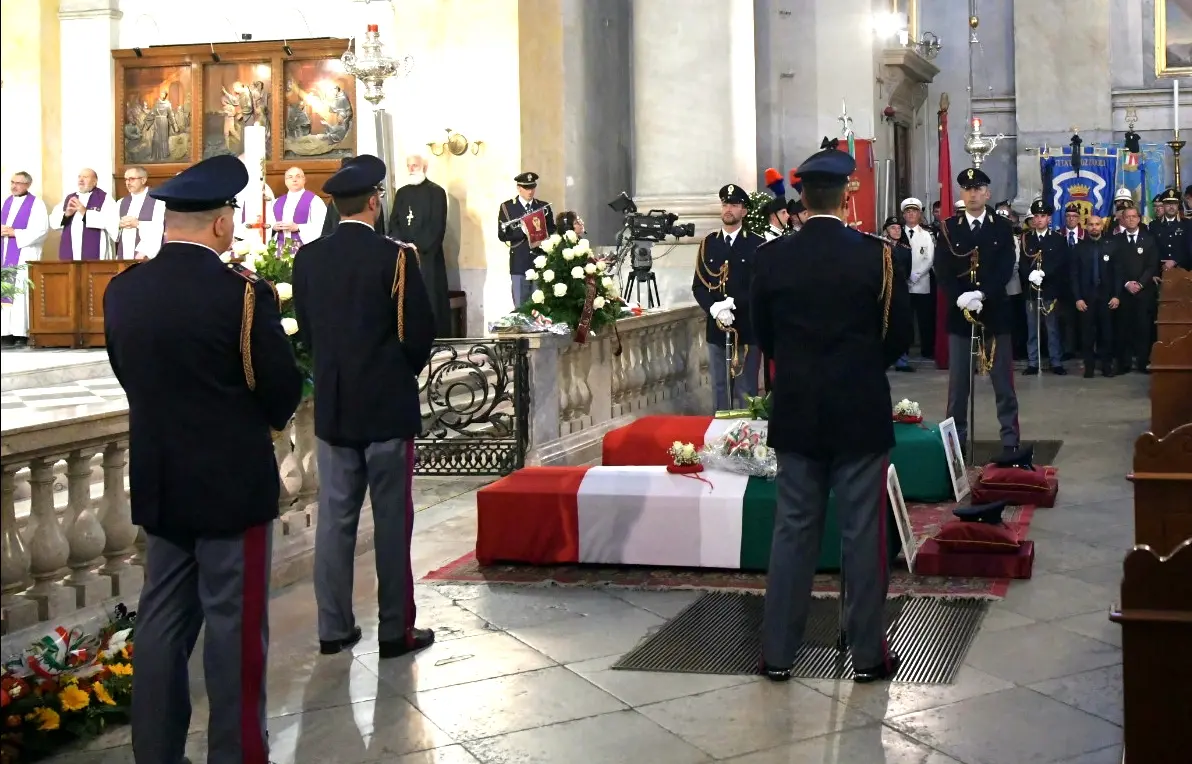 I feretri dei due agenti in chiesa (Bruni)