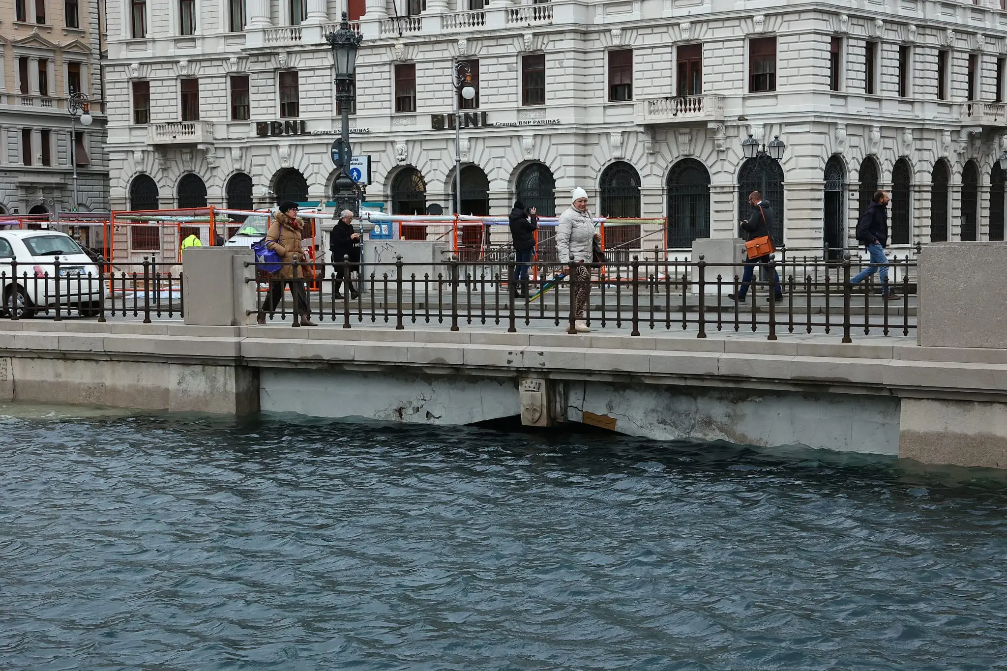 Nelle foto di Andrea Lasorte e Massimo Silvano, le rive di Trieste e la zona di Ponterosso alle prese con l'acqua alta.