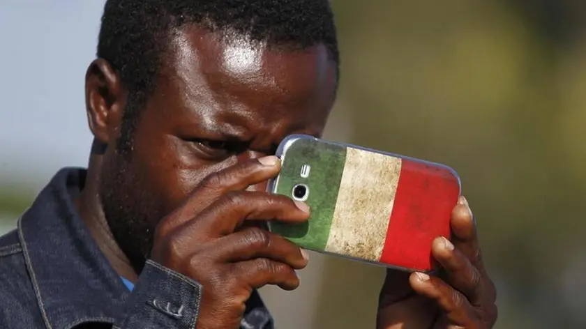 Un momento della manifestazione 'Stop al razzismo', promossa dal Movimento Migranti e Rifugiati di Caserta, con un gruppo di immigrati in corteo a Castelvolturno, nel casertano, in risposta alla concomitante manifestazione di Milano "Stop Invasione", organizzata dalla Lega Nord e dal segretario Matteo Salvini, 18 Ottobre 2014. ANSA/ CESARE ABBATE.