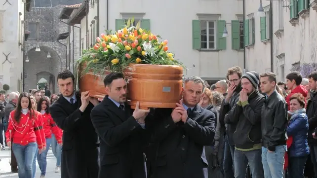 L'arrivo della bara di Elisa Valent in piazza a Venzone (foto Petrussi)