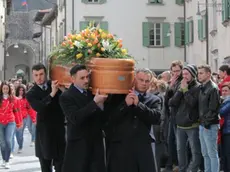 L'arrivo della bara di Elisa Valent in piazza a Venzone (foto Petrussi)