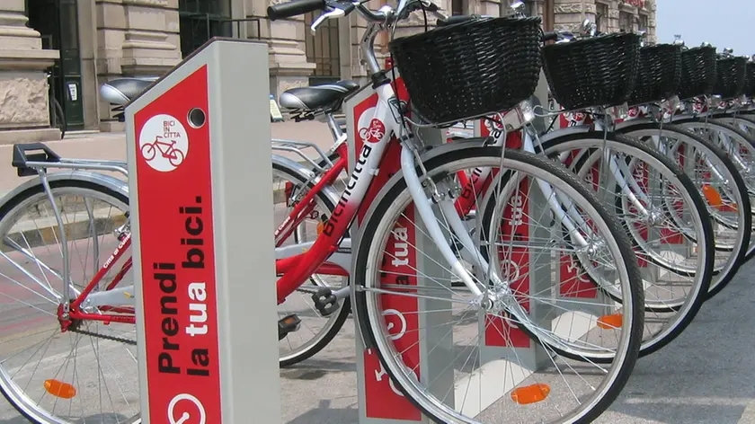 Bici pubbliche posizionate vicino alla stazione ferroviaria di Bologna