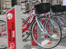 Bici pubbliche posizionate vicino alla stazione ferroviaria di Bologna