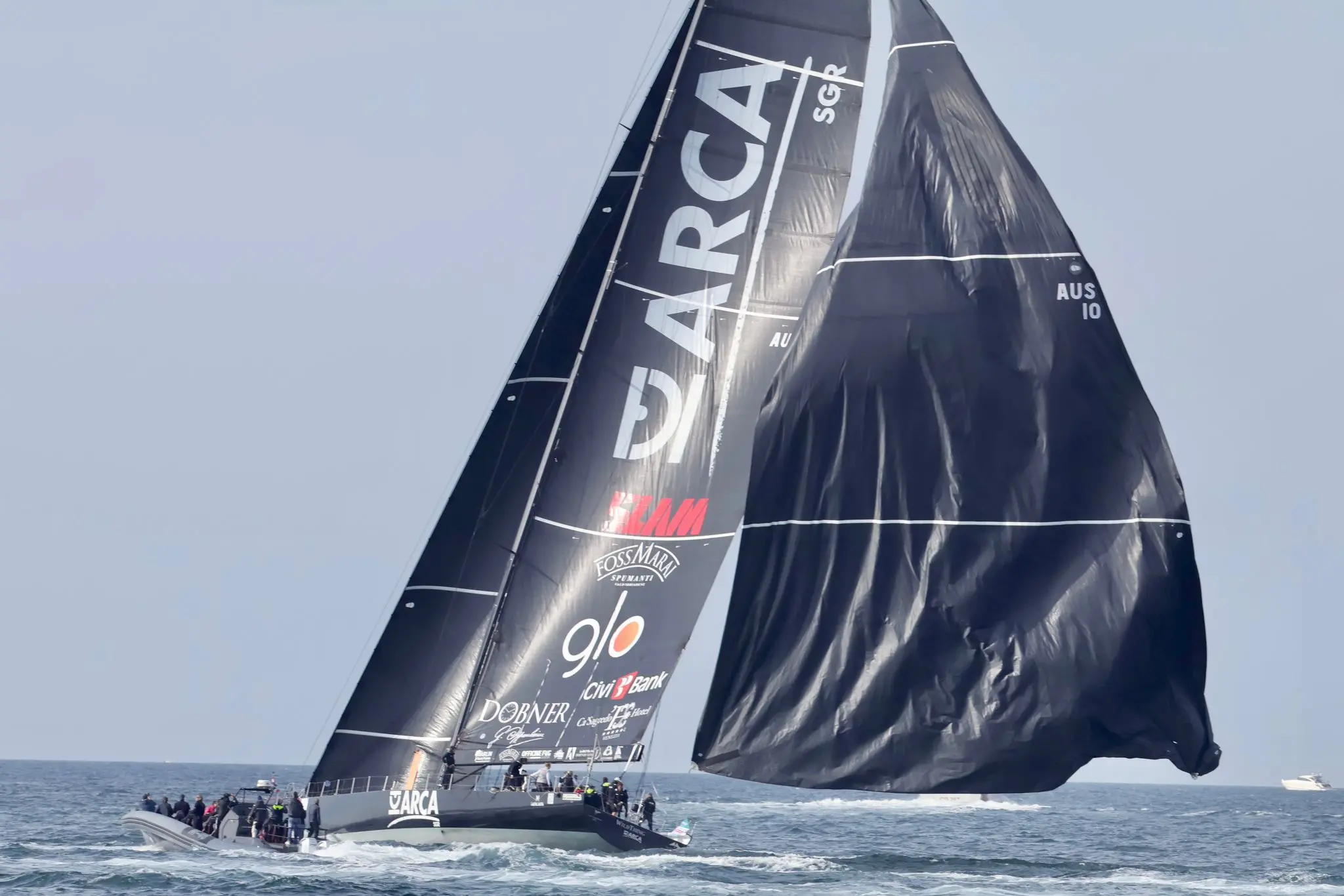 Con il colpo di cannone sparato dal veliero Vespucci, la Barcolana 54 ha preso il via regolarmente alle 10.30. L’americana Deep blue, al suo esordio a Trieste, ha registrato una partenza eccezionale, tanto da conquistare il titolo Foto Lasorte, Bruni e Silvano)