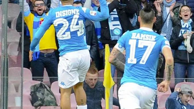 Napoli's Lorenzo Insigne (L) jubilates after scoring the goal during the Italian Serie A soccer match SSC Napoli vs Empoli FC at San Paolo stadium in Naples, Italy, 31 January 2016. ANSA/CIRO FUSCO
