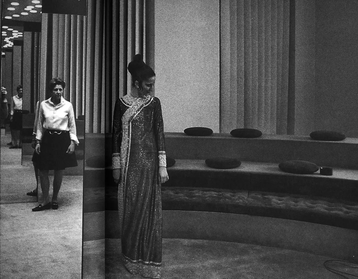Dal catalogo Maxxi Electa: Mila Schön e Mina fotografate da Ugo Mulas nel 1969 (Eredi Ugo Mulas)