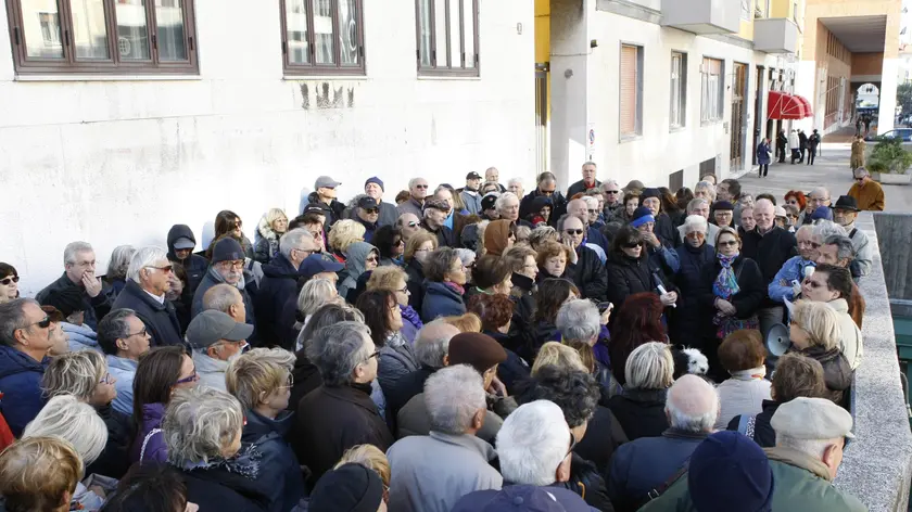 La manifestazione dei risparmiatori davanti al tribunale (Foto Massimo Silvano)