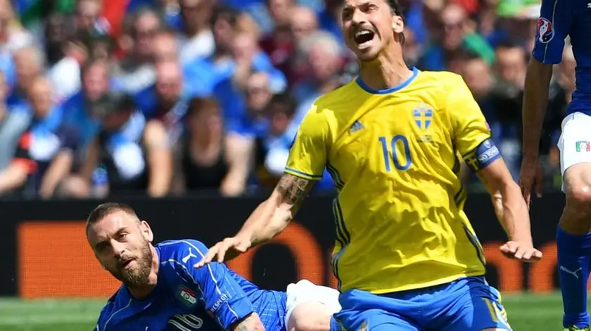 (160617) -- TOULOUSE, June 17, 2016 (Xinhua) -- Sweden's Zlatan Ibrahimovic (C) and Italy's Daniele De Rossi fall during the UEFA Euro 2016 group E match at the Stadium Municipal in Toulouse, France, June 17, 2016. (Xinhua/Tao Xiyi)