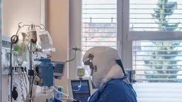 Un'operatrice sanitaria in una corsia Covid del Centro clinico universitario di Lubiana
