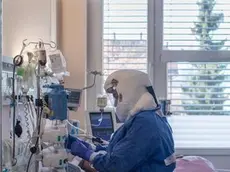Un'operatrice sanitaria in una corsia Covid del Centro clinico universitario di Lubiana
