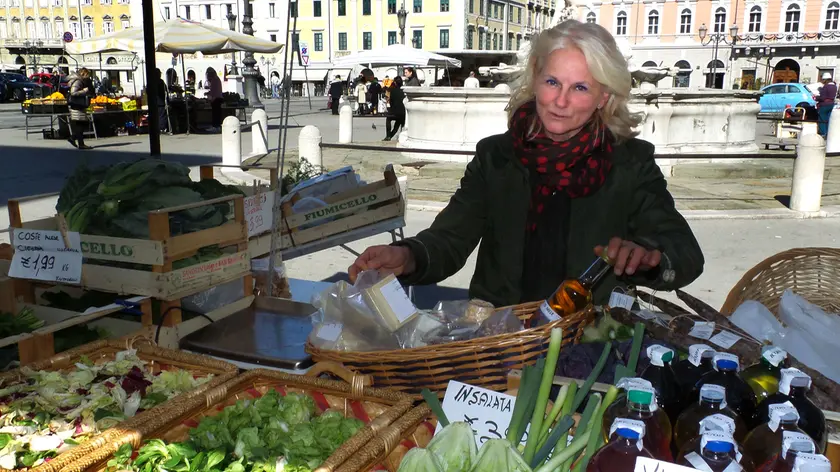 Una venditrice di piazza Ponterosso (Foto Lasorte)