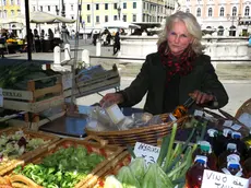 Una venditrice di piazza Ponterosso (Foto Lasorte)