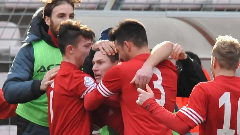 I giocatori della Triestina dopo un gol nell’ultimo campionato