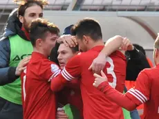I giocatori della Triestina dopo un gol nell’ultimo campionato