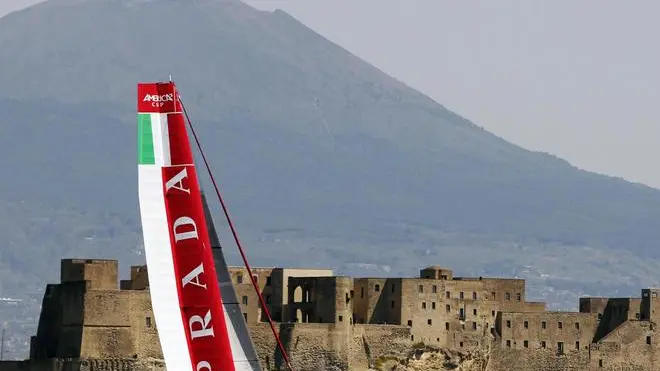 Luna Rossa Piranha, uno dei catamarani impegnati nell'ultima sessione di allenamento prima dell'inizio delle gare ufficiali della Coppa America, Napoli, 17 aprile 2013 Luna Rossa Piranha, one of the catamarans engaged in the last training session before the official beginning of America's Cup, Naples, 17 April 2013 ANSA / STRINGER