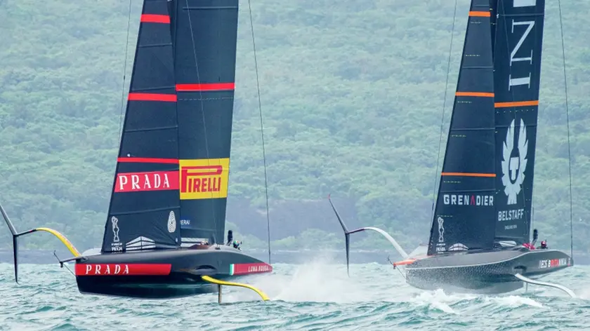 A sinistra Luna Rossa Prada Pirelli Team, a destra Ineos Uk