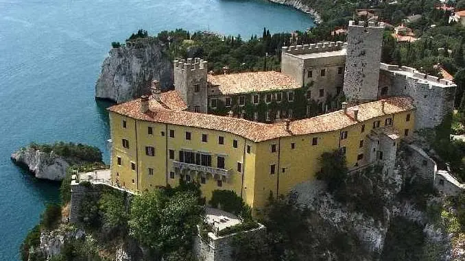 Il castello a picco sul mare, a Duino, dei principi della Torre e Tasso