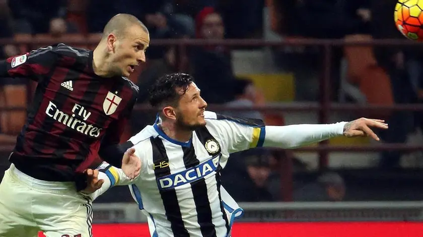 Ac Milan's defender Luca Antonelli (L) challenges for the ball with Udinese's forward Cyril Thereau during the Italian Serie A soccer match between AC Milan and Udinese at Giuseppe Meazza stadium in Milan, 7 February 2016. ANSA / MATTEO BAZZI