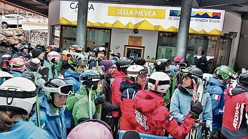 A Sella Nevea si continua a sciare: nella foto i numerosissimi sciatori che lo scorso fine settimana erano in attesa di utilizzare gli impianti sciistici