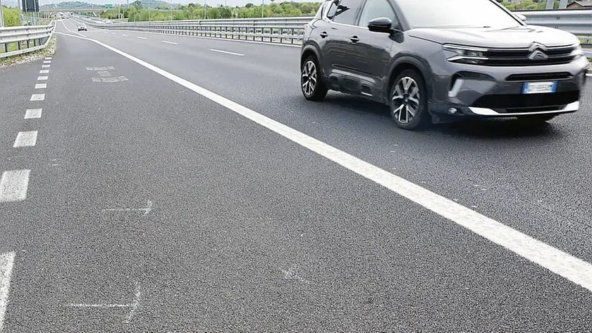 Il luogo dove è avvenuto il tragico incidente: sull'asfalto sono visibili i rilievi. Foto Bumbaca