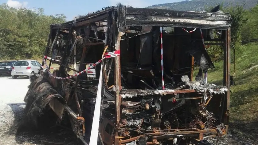 Lo scheletro del camion della cooperativa pescatori distrutto da un incendio di origine dolosa