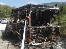 Lo scheletro del camion della cooperativa pescatori distrutto da un incendio di origine dolosa