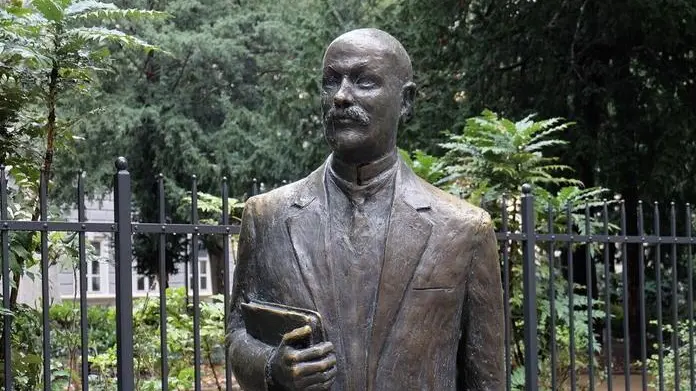 La statua di Italo Svevo. Partono le celebrazioni per i cento anni della “Coscienza di Zeno”