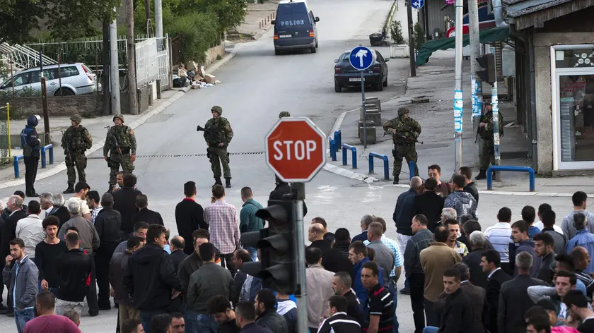 Una strada presidiata dagli agenti a Kumanovo