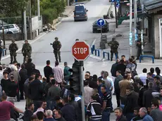 Una strada presidiata dagli agenti a Kumanovo