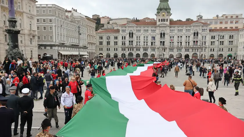 La maxibandiera tricolore lunga 80 metri portata dalla staffetta fino in piazza Unità. Foto di Andrea Lasorte